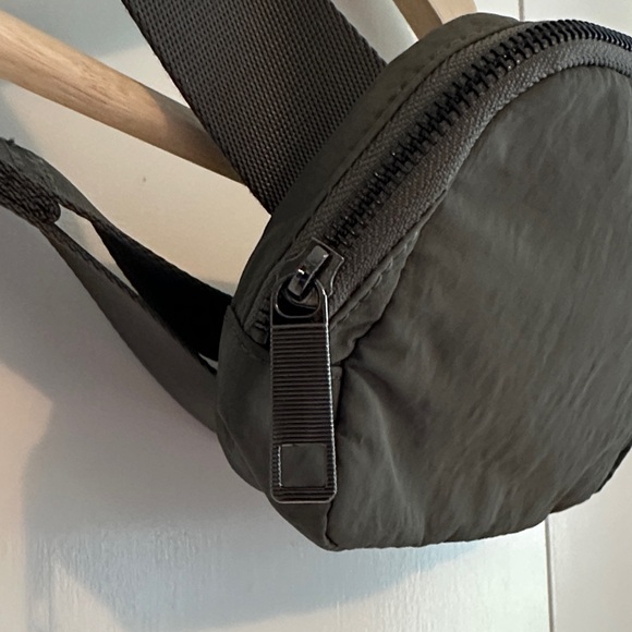 LIKE NEW | lululemon Everywhere Belt Bag *1L - Picture 2 of 7